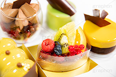 たくさんのケーキ,たくさん,ケーキ,タルト,チョコレート,チョコ,フルーツ,キウイ,ベリー,ラズベリー,ブルーベリー,ピスタチオ,ムース,クリーム,デザート,スイーツ,甘い,甘味,fruit,chocolate,party,cake,cream,フルサイズ撮影