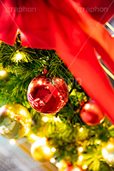 光り輝くクリスマスオーナメント,リース,リボン,イルミネーション,イルミ,電飾,電球,発光ダイオード,冬,キラキラ,綺麗,きれい,キレイ,煌,輝,デート,クリスマス,飾り,デコレーション,イベント,オーナメント,ボール,LED,CHRISTMAS,Xmas,ornament,illumination,フルサイズ撮影