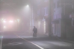 濃霧,霧,水蒸気,湿度,散乱,もや,視界,露点,水粒,早朝,天気,気象,幻想的,怪しい,早朝,道路,街頭