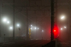 濃霧,霧,水蒸気,湿度,散乱,もや,視界,露点,水粒,早朝,天気,気象,幻想的,怪しい,早朝,線路,踏切