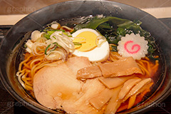 醤油ラーメン,ラーメン,らーめん,麺,麺類,中華麺,麺料理,国民食,日本拉麺,しょうゆ,醤油,中華そば,湯気,なると,ナルト,ワカメ,わかめ,味玉,たまご,玉子,チャーシュー,懐かしい,湯気,Ramen,Chinese noodles