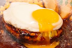 ハンバーグ目玉焼き乗せ,目玉焼き,半熟,肉,肉食,鉄板,あつあつ,熱々,アツアツ,ハンバーグ,バーグ,焼き,洋食,こってり,コッテリ,湯気,グルメ