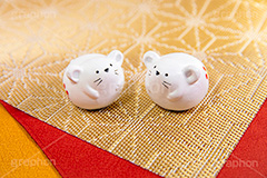 ねずみの置物,ねずみ年,干支,ねずみ,ネズミ,マウス,子,ペア,置物,おもちゃ,玩具,フィギュア,年賀,年賀状,お正月,正月,年明け,新年,ニューイヤー,アニバーサリー,イベント,行事,風習,金,gold,event,anniversary,japan,mouse,フルサイズ撮影