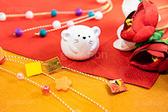 ねずみの置物,ねずみ年,干支,ねずみ,ネズミ,マウス,子,置物,おもちゃ,玩具,フィギュア,つばき,椿,ツバキ,正月飾り,年賀,年賀状,お正月,正月,年明け,新年,ニューイヤー,アニバーサリー,イベント,行事,風習,event,anniversary,japan,mouse,フルサイズ撮影