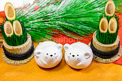 門松とねずみの置物,ねずみの置物,松,ねずみ年,干支,ねずみ,ネズミ,マウス,子,置物,おもちゃ,玩具,フィギュア,門松,お正月,正月,正月飾り,飾り,装飾,和,大晦日,縁起,清浄,新年,年明け,年越し,年末,初詣,12/31,1/1,イベント,風習,和風,行事,年賀状,japanese,japan,new year,mouse,フルサイズ撮影