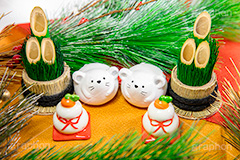 門松とねずみの置物,ねずみの置物,松,鏡餅,鏡もち,もち,おもち,餅,ねずみ年,干支,ねずみ,ネズミ,マウス,子,置物,おもちゃ,玩具,フィギュア,門松,お正月,正月,正月飾り,飾り,装飾,和,大晦日,縁起,清浄,新年,年明け,年越し,年末,初詣,12/31,1/1,イベント,風習,和風,行事,年賀状,japanese,japan,new year,mouse,フルサイズ撮影
