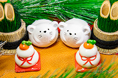 門松とねずみの置物,ねずみの置物,松,鏡餅,鏡もち,もち,おもち,餅,ねずみ年,干支,ねずみ,ネズミ,マウス,子,置物,おもちゃ,玩具,フィギュア,門松,お正月,正月,正月飾り,飾り,装飾,和,大晦日,縁起,清浄,新年,年明け,年越し,年末,初詣,12/31,1/1,イベント,風習,和風,行事,年賀状,japanese,japan,new year,mouse,フルサイズ撮影