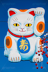 お正月の仲見世通り,まねき猫,招き猫,寿,商売繁盛,縁起,仲見世,浅草,雷門,宝蔵門,浅草寺,あさくさ,みやげ物,みやげ,お土産,商店街,寺院建築風,台東区,正月,お正月,正月飾り,飾り,三が日,浅草 名所,浅草 観光,asakusa,japan,フルサイズ撮影