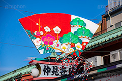 お正月の仲見世通り,扇,梅,松,紅白,仲見世,浅草,雷門,宝蔵門,浅草寺,あさくさ,みやげ物,みやげ,お土産,商店街,寺院建築風,台東区,正月,お正月,正月飾り,飾り,三が日,浅草 名所,浅草 観光,asakusa,japan,フルサイズ撮影