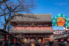 お正月の仲見世通り,獅子舞,獅子,縁起,魔除け,仲見世,浅草,雷門,宝蔵門,浅草寺,あさくさ,みやげ物,みやげ,お土産,商店街,寺院建築風,台東区,正月,お正月,正月飾り,飾り,三が日,浅草 名所,浅草 観光,asakusa,japan,フルサイズ撮影