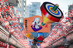 お正月の仲見世通り,子,ねずみ,ネズミ,マウス,干支,絵馬,こま,コマ,こま回し,お正月遊び,紅白,仲見世,浅草,雷門,宝蔵門,浅草寺,あさくさ,みやげ物,みやげ,お土産,商店街,寺院建築風,台東区,正月,お正月,正月飾り,飾り,三が日,浅草 名所,浅草 観光,asakusa,japan,フルサイズ撮影