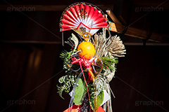 正月飾り,しめ飾り,しめ縄,わら,扇,扇子,伊勢海老,えび,海老,海老,みかん,ミカン,橙,紅白,縁起,商店街,正月,お正月,飾り,玄関,風習,伝統,japan,フルサイズ撮影