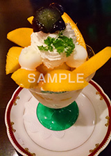 マンゴー,クリームパフェ,カフェ,スイーツ,フルーツ,おやつ,果肉,sweet,スイート,食後,デザート,甘酸っぱい,スマホ撮影
