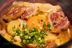 親子丼,だし,出汁,ダシ,半熟,玉子,卵,たまご,卵黄,鶏肉,玉ねぎ,ねぎ,ネギ,湯気,日本料理,日本食,和食,japan,フルサイズ撮影
