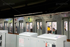 地下鉄,駅のホーム,駅,ホーム,電車,通勤,通学,車両,ホームドア,ドア,安全,注意,電車/鉄道,東横線,train,フルサイズ撮影