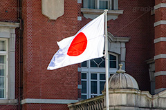 東京駅と国旗,東京,東京駅,レンガ造り,日本国旗,日の丸,国旗,旗,国,国家,日本,政治,シンボル,祝日,祝い,揺れる,なびく,symbol,japan,フルサイズ撮影