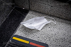捨てられたマスク,使い捨てマスク,使い捨て,マスク,不織布,咳,風邪,予防,風邪予防,衛生,感染,感染対策,ウィルス,通院,診察,ヘルスケア,ケア,健康,医療,花粉,花粉症,ルール,マナー,日用品,ゴミ,使用済,ポイ捨て,healthcare,health,virus,rule,manner,mask,フルサイズ撮影