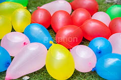 水風船,風船,清凉,こども,子供,おもちゃ,玩具,水遊び,キッズ,夏,サマー,カラフル,夏休み,芝生,summer,colorful,TOY,kids,フルサイズ撮影