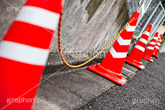 道路に並べられたパイロン,道路,並べる,パイロン,カラーコーン,真っ赤,駐車禁止,駐輪禁止,コーン,交通,ロープ,立入禁止,立ち入り禁止,禁止,注意,警告,rule,manner,フルサイズ撮影