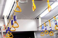 つり革,吊革,電車,地下鉄,電車/鉄道,乗り物,帰宅,通勤,優先席,ルール,マナー,スマホ,電源,rule,manner,train