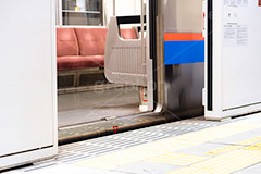 ホームドア,ドア,安全,駅のホーム,駅,ホーム,電車,通勤,通学,注意,副都心線,電車/鉄道,黄色い線,マナー,ルール,train,rule,manner