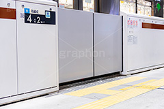ホームドア,ドア,安全,駅のホーム,駅,ホーム,電車,通勤,通学,注意,副都心線,電車/鉄道,黄色い線,マナー,ルール,train,rule,manner