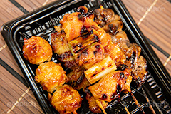 串焼き盛り合わせ,串,やきとり,焼き鳥,鶏,鶏肉,レバー,ネギま,ねぎま,鶏皮,タレ,たれ,つまみ,居酒屋,日本料理,日本食,和食,焼き,おつまみ,japan,フルサイズ撮影