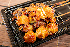 串焼き盛り合わせ,串,やきとり,焼き鳥,鶏,鶏肉,レバー,ネギま,ねぎま,鶏皮,タレ,たれ,つまみ,居酒屋,日本料理,日本食,和食,焼き,おつまみ,japan,フルサイズ撮影