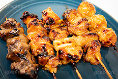 串焼き盛り合わせ,串,やきとり,焼き鳥,鶏,鶏肉,レバー,ネギま,ねぎま,鶏皮,タレ,たれ,つまみ,居酒屋,日本料理,日本食,和食,焼き,おつまみ,japan,フルサイズ撮影