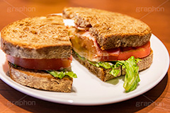 BLTサンド,サンドイッチ,サンドウィッチ,モーニング,朝食,ベーコン,レタス,トマト,ブレックファースト,パン,カフェ,半分,切る,カット,cafe,tomato,sandwich,morning,breakfast,フルサイズ撮影