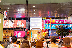 戎橋筋商店街,戎橋,戎橋筋,夜景,夜,道頓堀の夜景,道頓堀,繁華街,観光地,大阪府,大阪市,大阪,中央区,くいだおれ,なんば,ミナミ,商店街,看板,広告,ネオン,雑踏,都会の雑踏,混雑,人混み,人物,賑やか,繫華街,夜の街,夜の町,japan,osaka,フルサイズ撮影