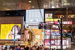 戎橋筋商店街,戎橋,戎橋筋,夜景,夜,道頓堀の夜景,道頓堀,繁華街,観光地,大阪府,大阪市,大阪,中央区,くいだおれ,なんば,ミナミ,商店街,看板,広告,ネオン,雑踏,都会の雑踏,混雑,人混み,賑やか,繫華街,夜の街,夜の町,japan,osaka,フルサイズ撮影