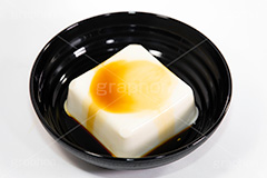 冷奴,冷やっこ,豆腐,とうふ,トウフ,日本料理,日本食,和食,おかず,ダイエット,つまみ,おつまみ,惣菜,お惣菜,ヘルシー,レンゲ,大豆,大豆食品,しょうゆ,醤油,japan,diet,フルサイズ撮影