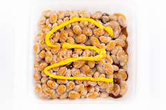 納豆,ご飯,糸,朝食,和食,日本食,日本料理,たれ,タレ,混ぜ,からし,japan,soy,beans,natto,フルサイズ撮影