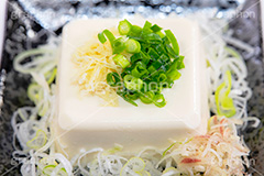 冷奴,冷やっこ,豆腐,とうふ,トウフ,薬味,ねぎ,ネギ,ミョウガ,みょうが,ショウガ,しょうが,生姜,白髪ねぎ,日本料理,日本食,和食,おかず,ダイエット,つまみ,おつまみ,惣菜,お惣菜,ヘルシー,レンゲ,大豆,大豆食品,japan,diet,フルサイズ撮影