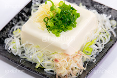 冷奴,冷やっこ,豆腐,とうふ,トウフ,薬味,ねぎ,ネギ,ミョウガ,みょうが,ショウガ,しょうが,生姜,白髪ねぎ,日本料理,日本食,和食,おかず,ダイエット,つまみ,おつまみ,惣菜,お惣菜,ヘルシー,レンゲ,大豆,大豆食品,japan,diet,フルサイズ撮影