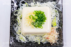冷奴,冷やっこ,豆腐,とうふ,トウフ,薬味,ねぎ,ネギ,ミョウガ,みょうが,ショウガ,しょうが,生姜,白髪ねぎ,日本料理,日本食,和食,おかず,ダイエット,つまみ,おつまみ,惣菜,お惣菜,ヘルシー,レンゲ,大豆,大豆食品,japan,diet,フルサイズ撮影