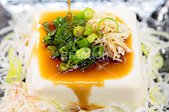 冷奴,冷やっこ,豆腐,とうふ,トウフ,薬味,ねぎ,ネギ,ミョウガ,みょうが,ショウガ,しょうが,生姜,白髪ねぎ,醤油,しょうゆ,ポン酢,ぽん酢,日本料理,日本食,和食,おかず,ダイエット,つまみ,おつまみ,惣菜,お惣菜,ヘルシー,レンゲ,大豆,大豆食品,垂れる,japan,diet,フルサイズ撮影