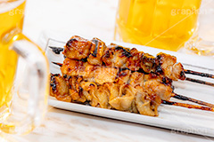飲み会,ビール,ビア,ビールジョッキ,ジョッキ,生中,大麦,麦芽,発泡酒,つまみ,おつまみ,焼き鳥,焼鳥,やきとり,串,飲み,家呑み,呑み,一杯,注がれた,冷え,夏,飲む,飲み物,飲料,お酒,酒,アルコール,冷,グルメ,乾杯,カンパイ,beer,summer,フルサイズ撮影