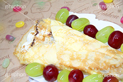 クレープ,くれーぷ,スイーツ,菓子,甘,sweet,焼き,料理,粉,フライパン,クリーム,チョコ,デザート,おやつ,ぶどう,ブドウ,葡萄,添え,包,マスカット,巨峰,お菓子