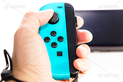 ゲーム機,ゲーム,コンシューマー,コントローラー,スイッチ,こども,子供,おもちゃ,オモチャ,玩具,TOY,手,操作,hand,game,controller,switch