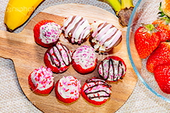 イチゴチョコ,いちごチョコ,チョコ,いちご,イチゴ,苺,フルーツ,溶け,垂れ,スイーツ,デザート,おやつ,甘い,甘酸っぱい,チョコレート,ディップ,バナナ,まな板,バナナチョコ,トッピング,デコレーション,クッキング,バレンタイン,手作り,ホワイトチョコ,ホワイトデー,cooking,valentine,dessert,chocolate,strawberry,banana