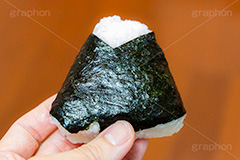 おにぎり,おむすび,のり,海苔,ごはん,炊き,米,白米,ご飯,お米,ごはん,和食,日本食,日本料理,手ごろ,コンビニ,コンビニのおにぎり,手,持つ,hand,japan,rice