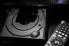 DVDプレイヤー,プレイヤー,DVD,機器,リモコン,操作,トレイ,ディーブイディー,ディスク,光ディスク,デジタル,メディア,映画,媒体,記録媒体,マルチメディア,digital