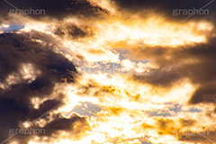 夕焼け,夕暮れ,夕日,夕方,夕,日の入り,オレンジ,赤,染,雲,空,日没,現象,きれい,キレイ,綺麗,沈,空/天気,お天気,天気,怪しい,迫る雨雲,雨雲,ゲリラ豪雨,豪雨,積乱雲,ファンタジー,fantasy,sunset,sky,フルサイズ撮影