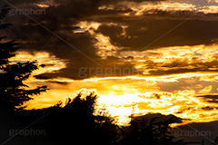 夕焼け,夕暮れ,夕日,夕方,夕,日の入り,オレンジ,赤,染,雲,空,日没,現象,きれい,キレイ,綺麗,沈,空/天気,お天気,天気,怪しい,迫る雨雲,雨雲,ゲリラ豪雨,豪雨,積乱雲,sunset,sky,フルサイズ撮影