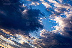 夕焼け,夕暮れ,夕日,夕方,夕,日の入り,オレンジ,赤,染,雲,空,日没,現象,きれい,キレイ,綺麗,沈,空/天気,お天気,天気,怪しい,迫る雨雲,雨雲,ゲリラ豪雨,豪雨,積乱雲,sunset,sky,フルサイズ撮影