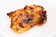 照り焼きチキン,テリヤキチキン,照り焼き,チキン,鶏料理,てりやき,テリヤキ,肉,照り,焼き,こげ,焦げ,ごま,ゴマ,胡麻,日本料理,日本食,和食,照り,おかず,惣菜,つまみ,おつまみ,お惣菜,chicken,japan,フルサイズ撮影