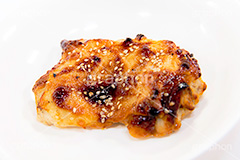 照り焼きチキン,テリヤキチキン,照り焼き,チキン,鶏料理,てりやき,テリヤキ,肉,照り,焼き,こげ,焦げ,ごま,ゴマ,胡麻,日本料理,日本食,和食,照り,おかず,惣菜,つまみ,おつまみ,お惣菜,chicken,japan,フルサイズ撮影