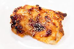 照り焼きチキン,テリヤキチキン,照り焼き,チキン,鶏料理,てりやき,テリヤキ,肉,照り,焼き,こげ,焦げ,ごま,ゴマ,胡麻,日本料理,日本食,和食,照り,おかず,惣菜,つまみ,おつまみ,お惣菜,chicken,japan,フルサイズ撮影